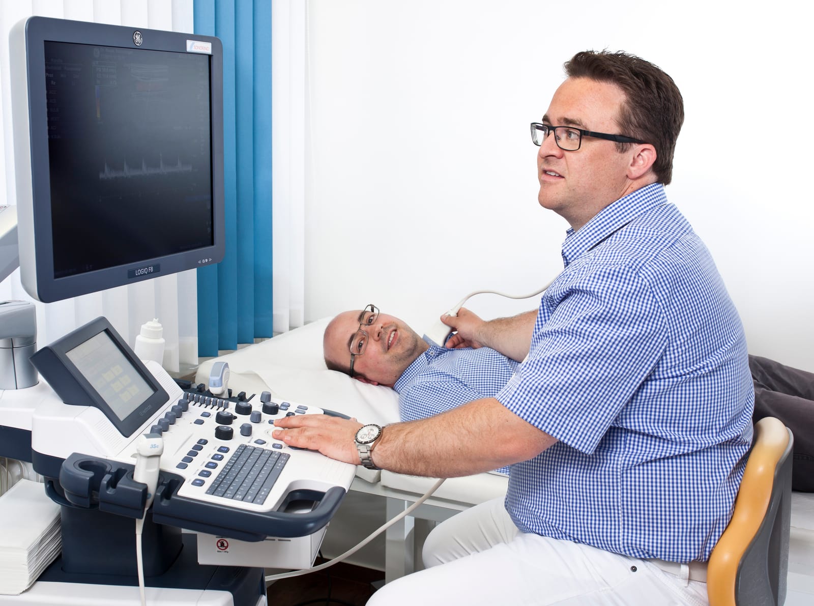 Arzt führt eine Ultraschalluntersuchung an einem Patienten durch