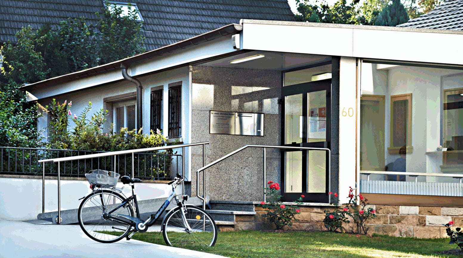 Eingangsbereich der Hauptpraxis Allgemeinmedizin Wilferdingen in der Schwarzwaldstraße 60